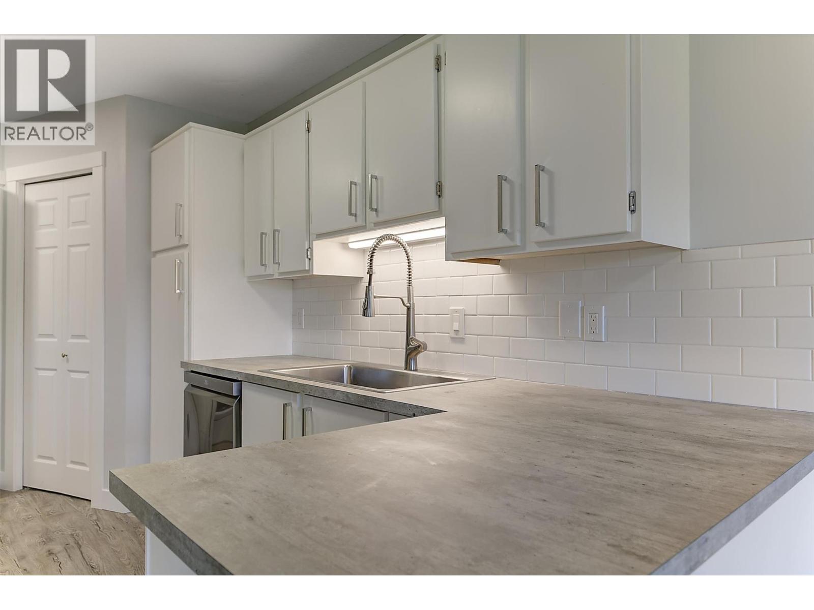  2218 Golf Course Drive, West Kelowna