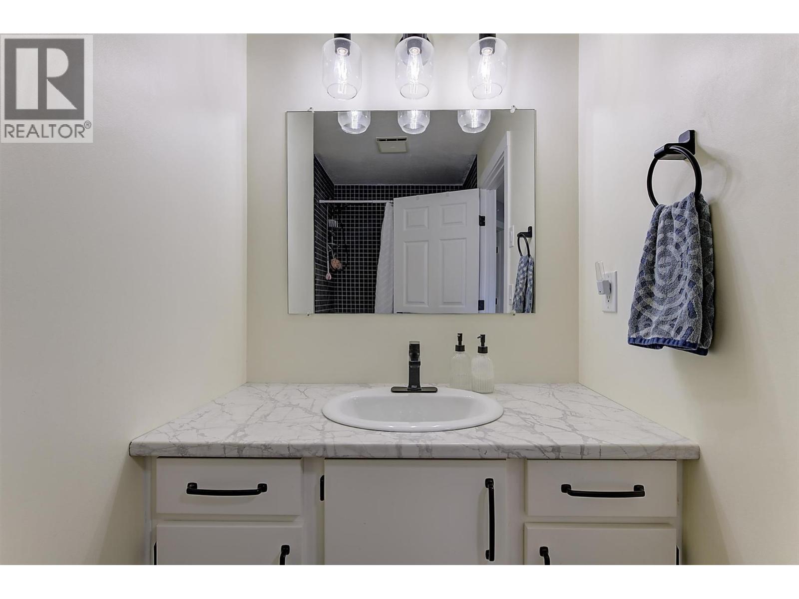  2218 Golf Course Drive, West Kelowna