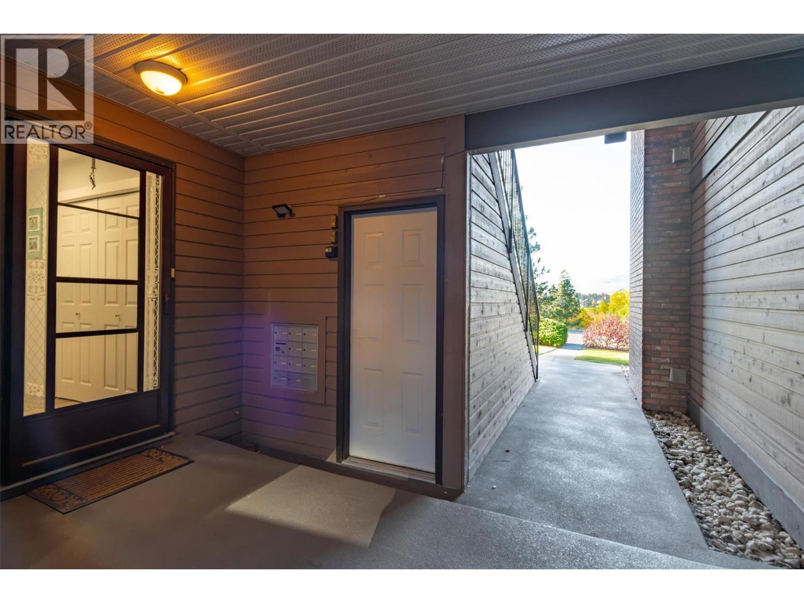  2218 Golf Course Drive, West Kelowna