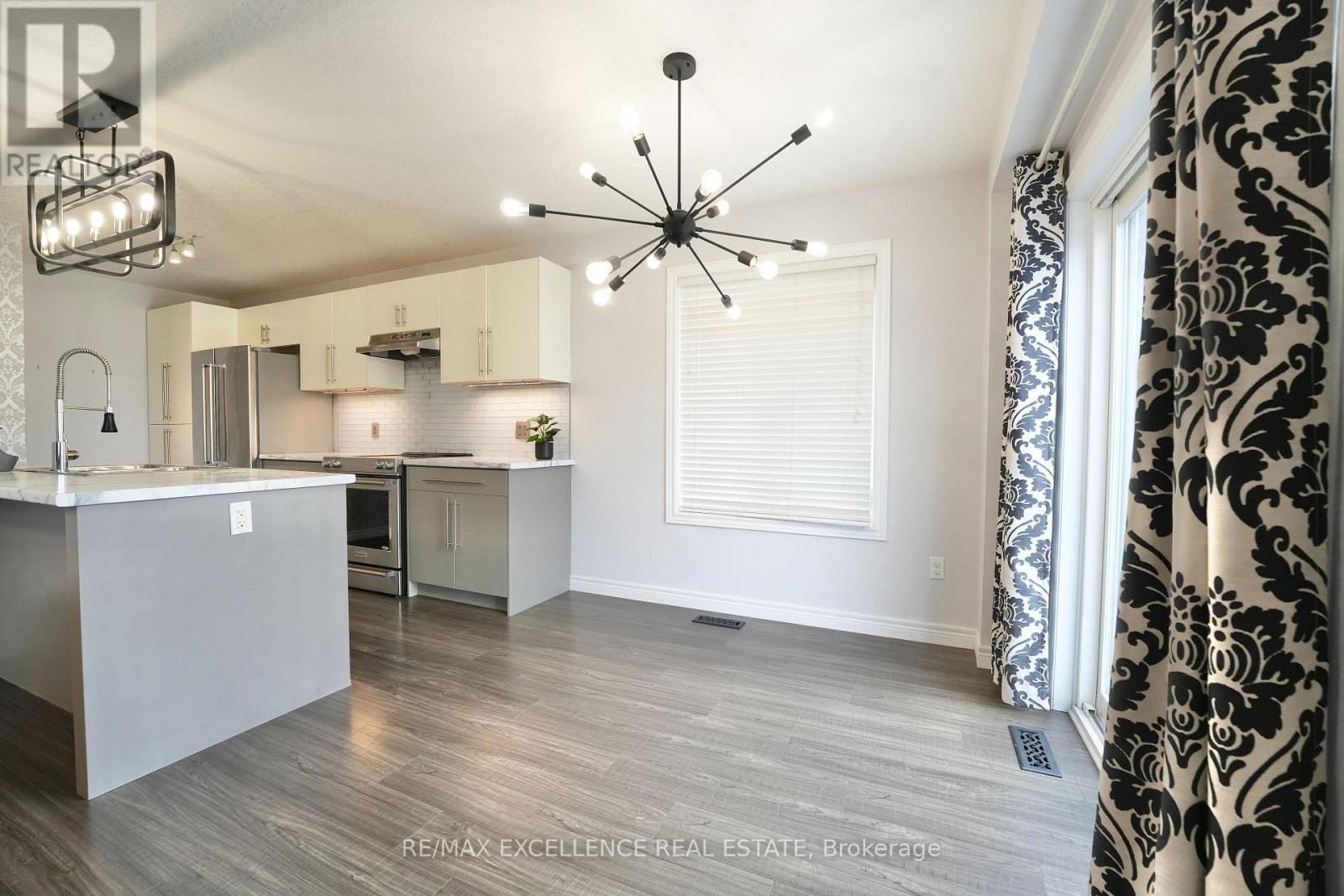 1954 FOXRIDGE CRESCENT, London North (North S) — photo 11