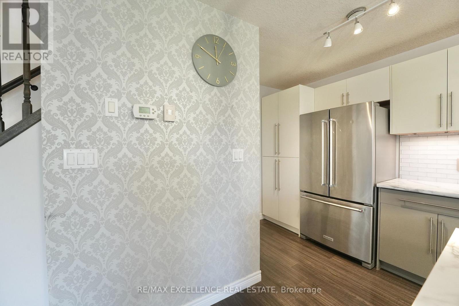 1954 FOXRIDGE CRESCENT, London North (North S) — photo 12