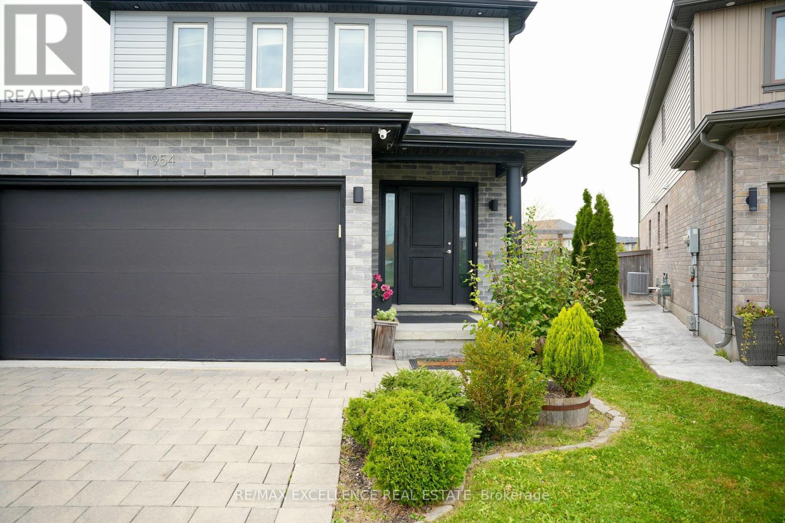 1954 FOXRIDGE CRESCENT, London North (North S) — photo 2