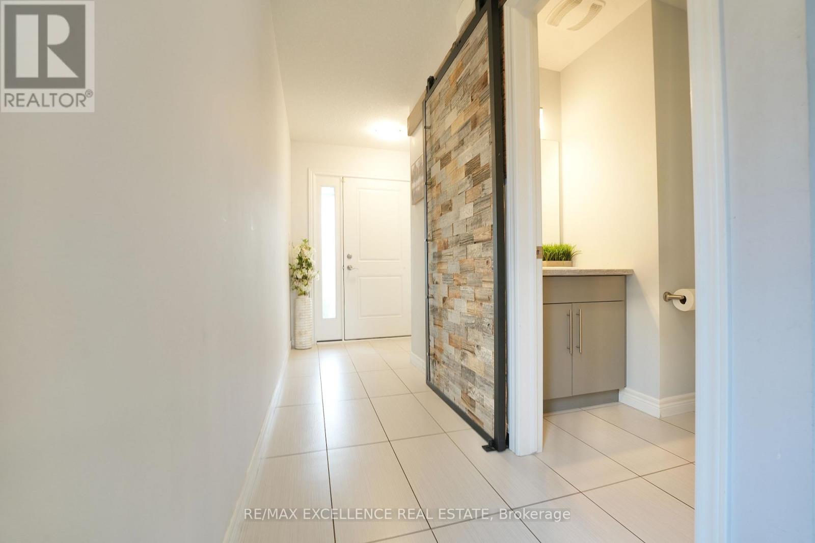1954 FOXRIDGE CRESCENT, London North (North S) — photo 3