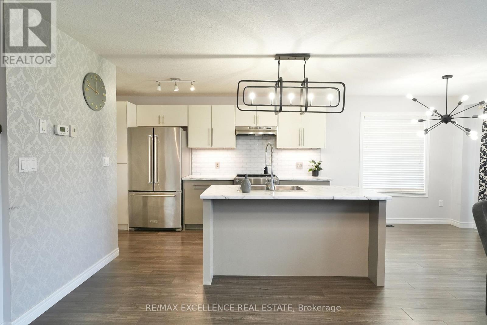 1954 FOXRIDGE CRESCENT, London North (North S) — photo 5