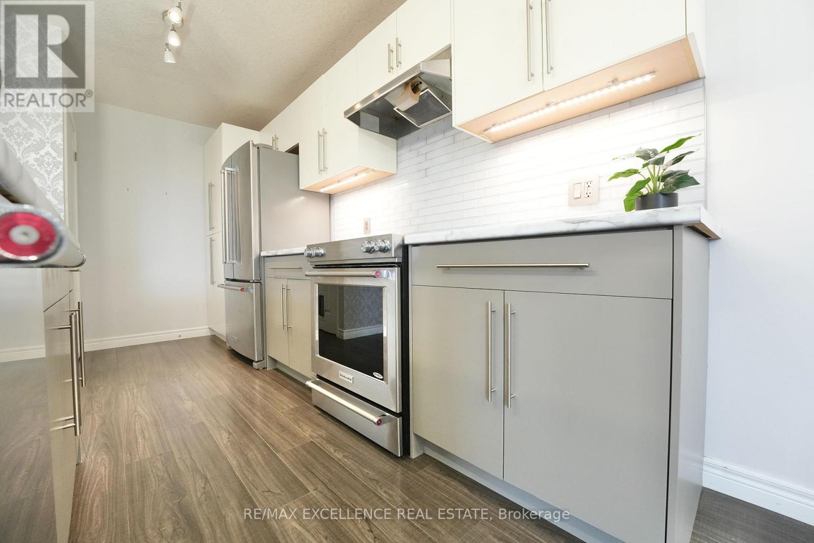 1954 FOXRIDGE CRESCENT, London North (North S) — photo 6