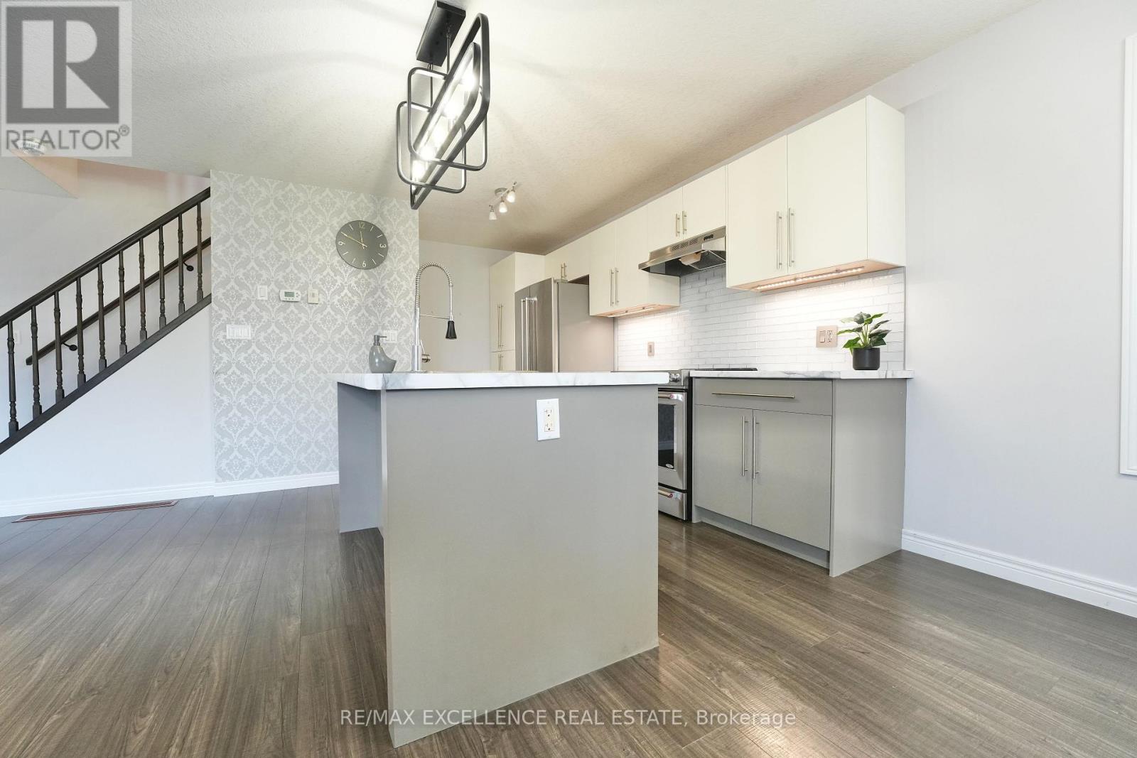 1954 FOXRIDGE CRESCENT, London North (North S) — photo 7