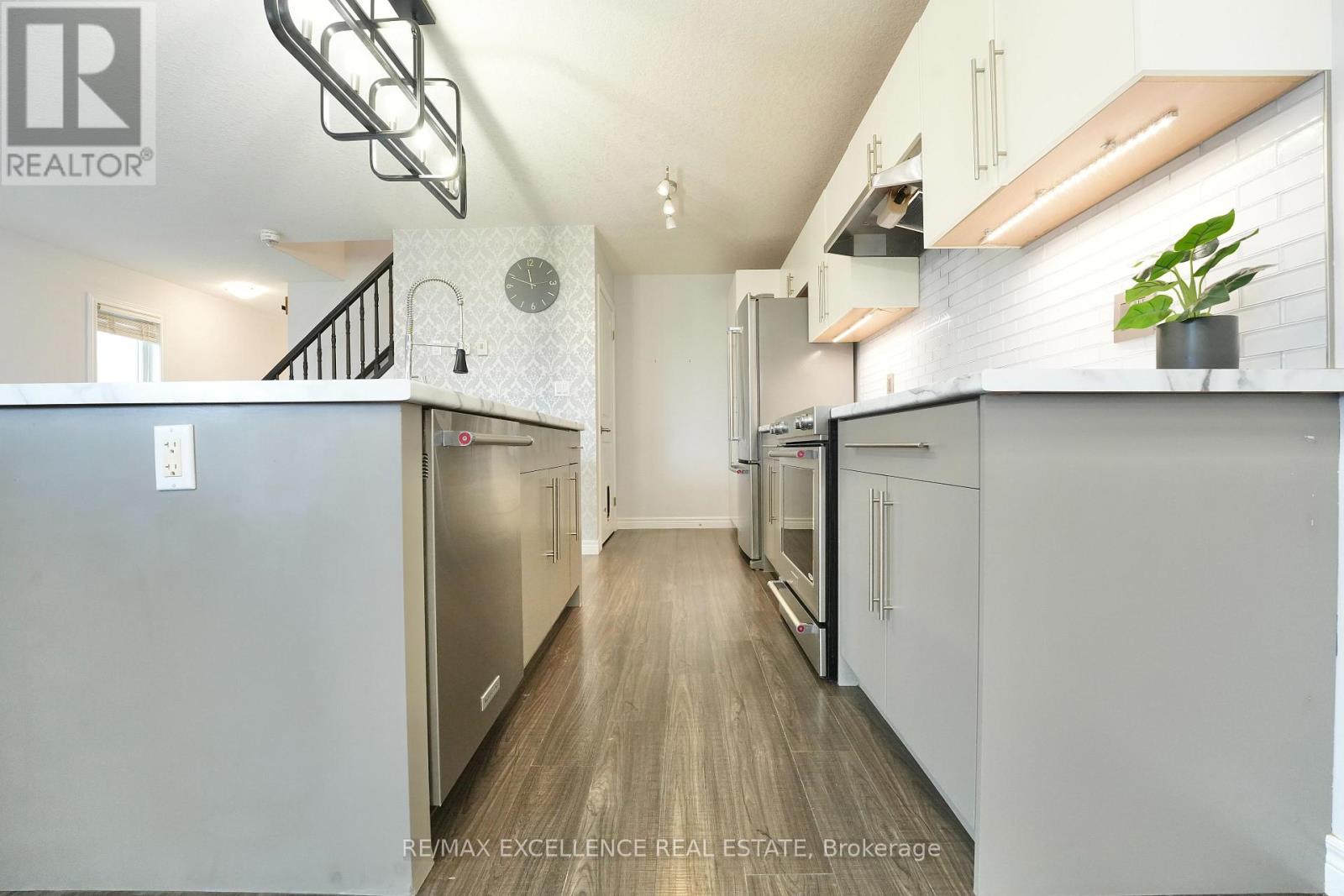 1954 FOXRIDGE CRESCENT, London North (North S) — photo 9