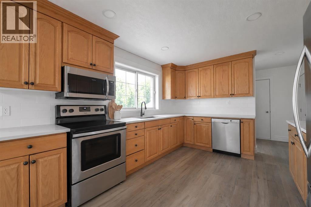 (Adding virtual unattached goods (chattels) of realistic size to property photos in order to give perspective on room dimensions.)