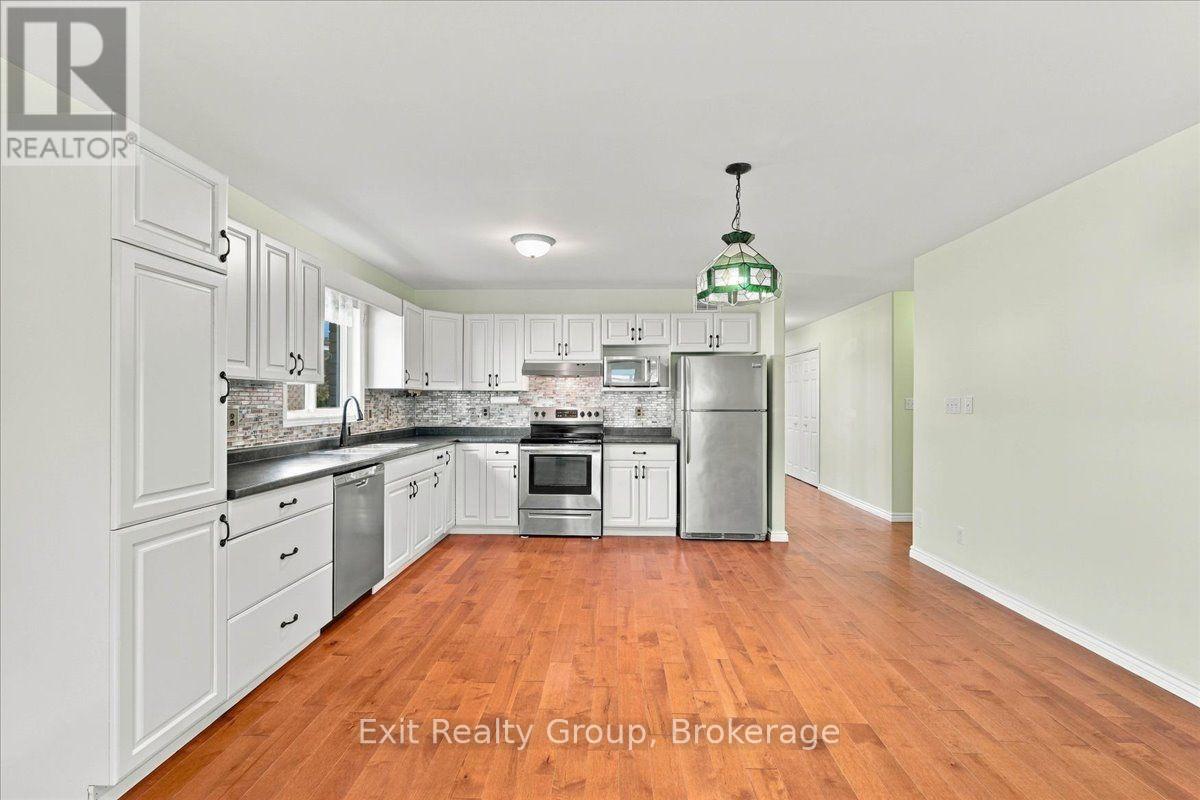 6 HEMLOCK CRESCENT, Belleville (Belleville Ward) — photo 12