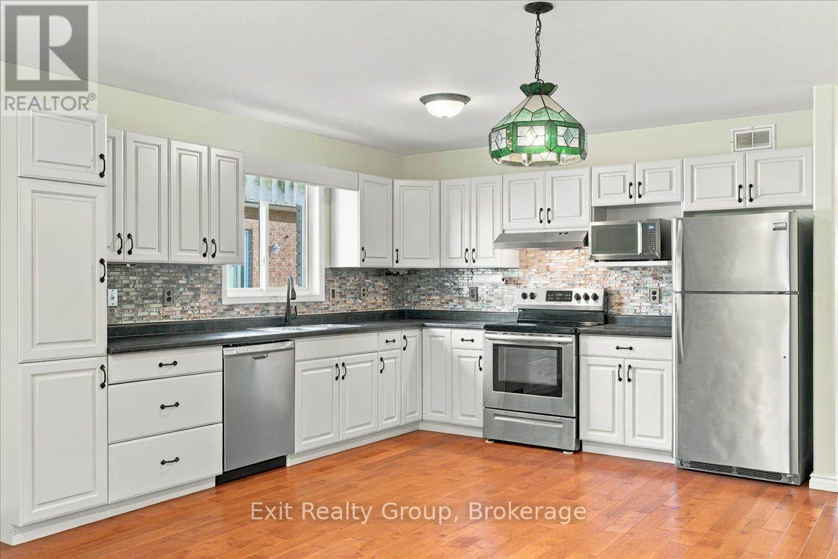 6 Hemlock Crescent, Belleville, ON photo 13