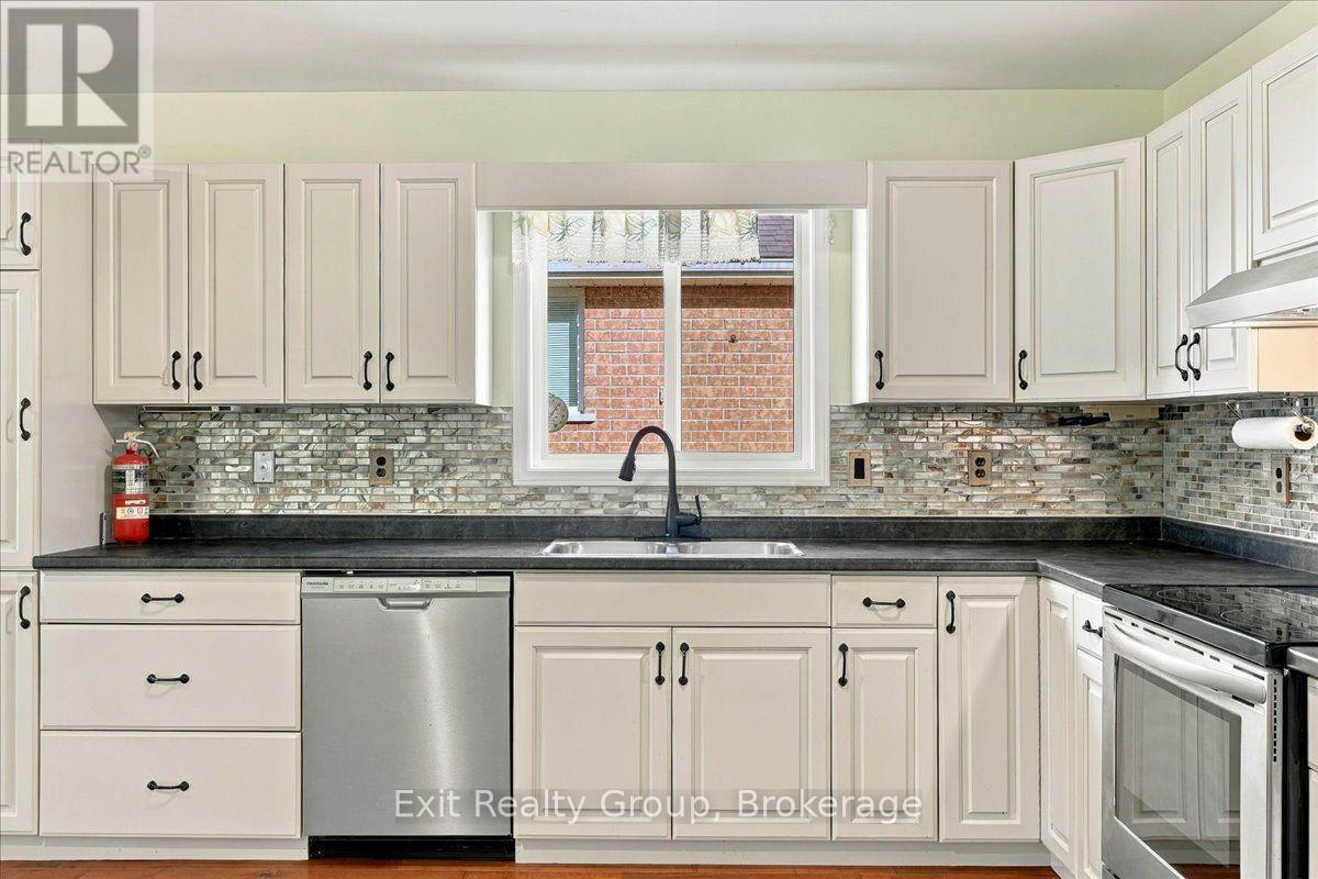 6 Hemlock Crescent, Belleville, ON photo 14