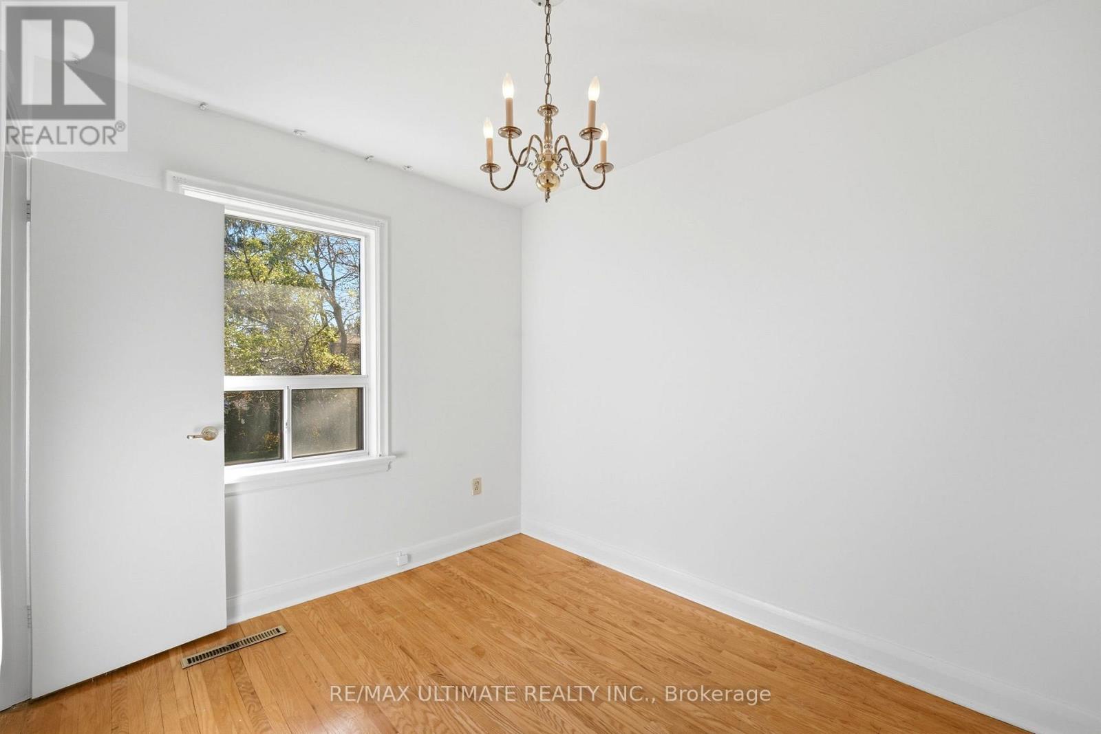 21 Tulip Drive, Toronto, ON photo 14