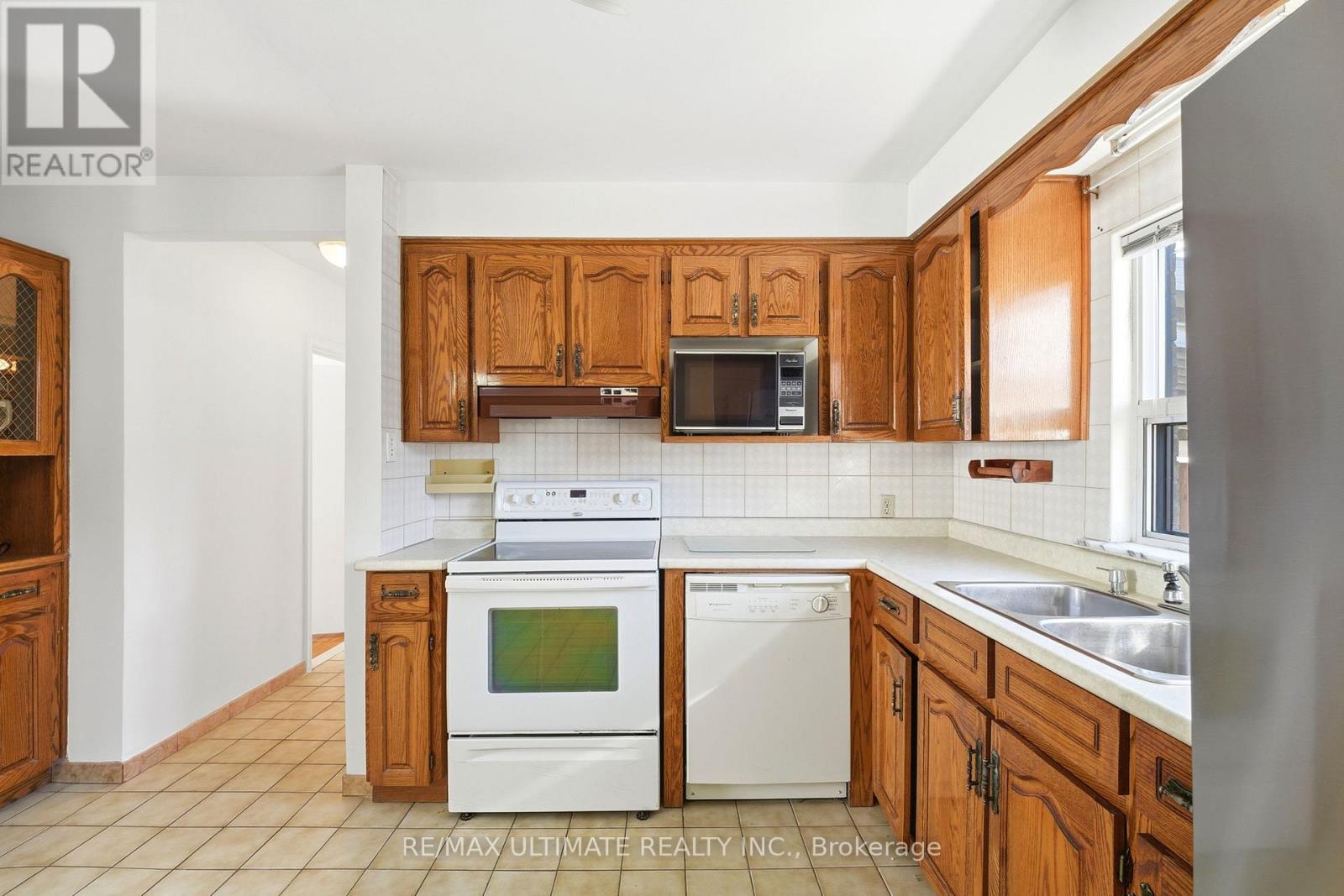 21 Tulip Drive, Toronto, ON photo 8