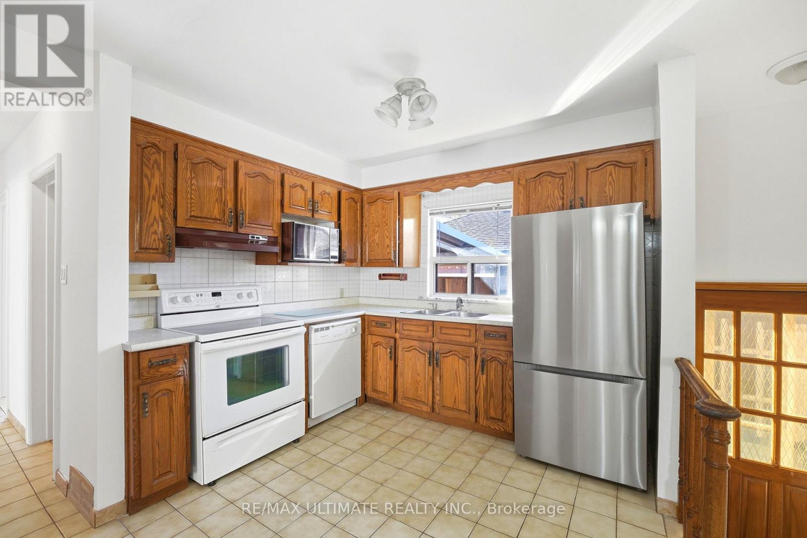 21 Tulip Drive, Toronto, ON photo 9