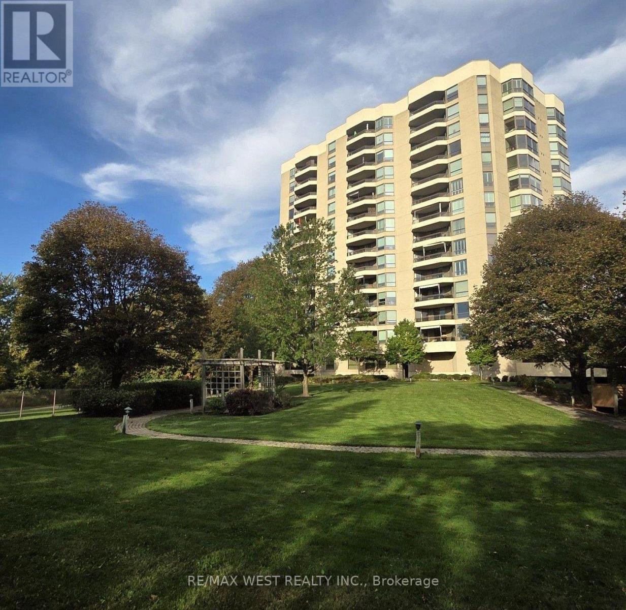 305- 700 Wilson Road North, Oshawa, ON