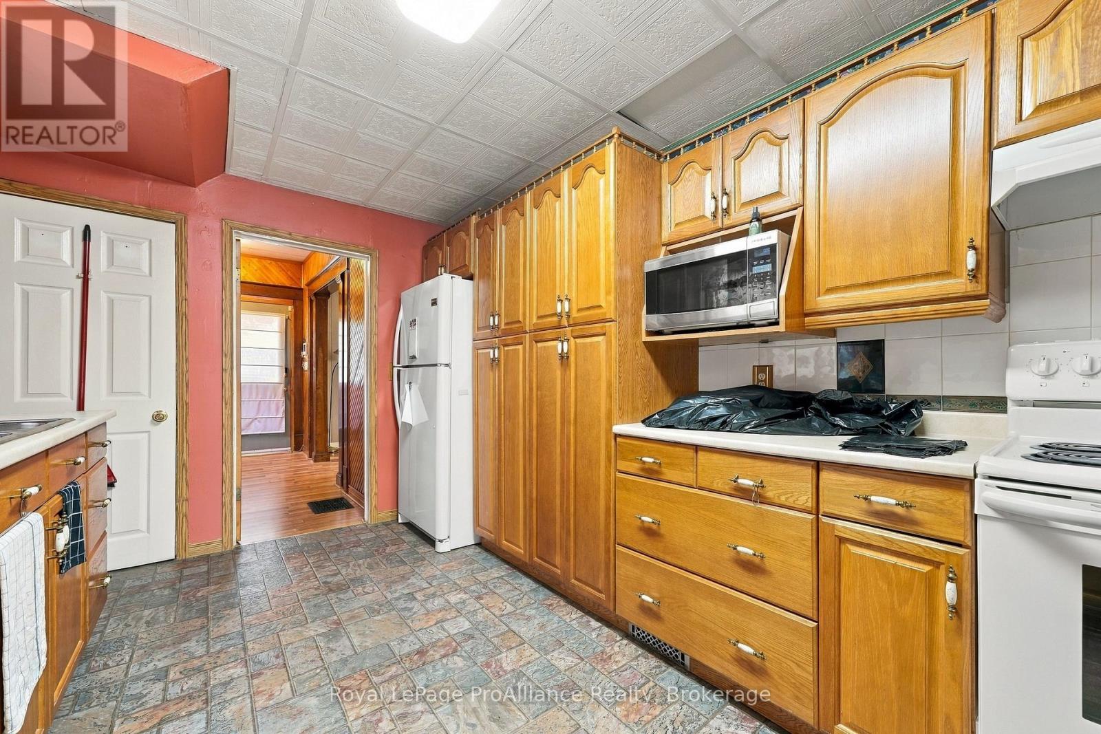 156 William Street, Belleville, ON photo 8