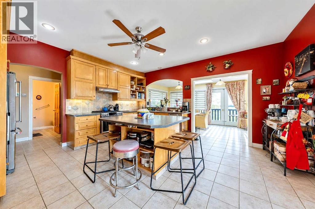 Chef's Kitchen w/ direct access to Sunroom/Dining area