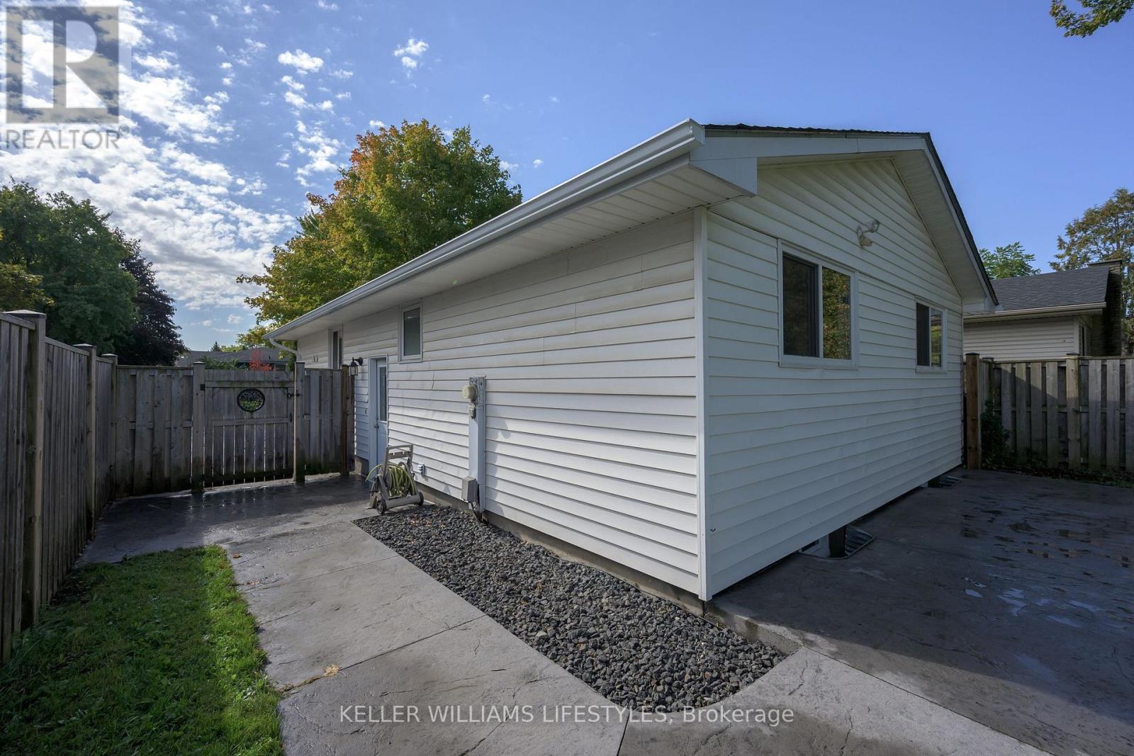 42 STROUD CRESCENT - 30