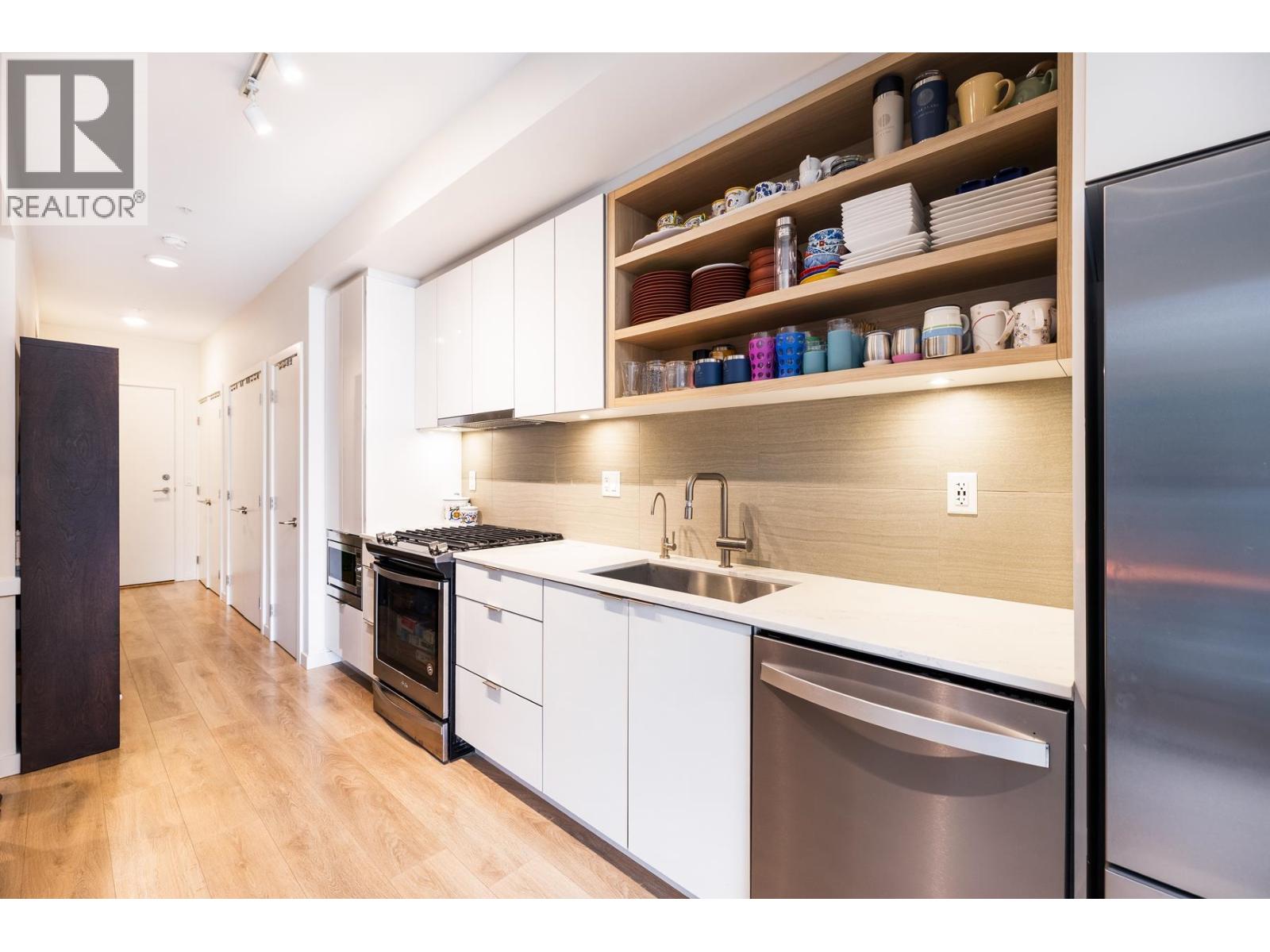 209 725 Marine Drive, North Vancouver — photo 10