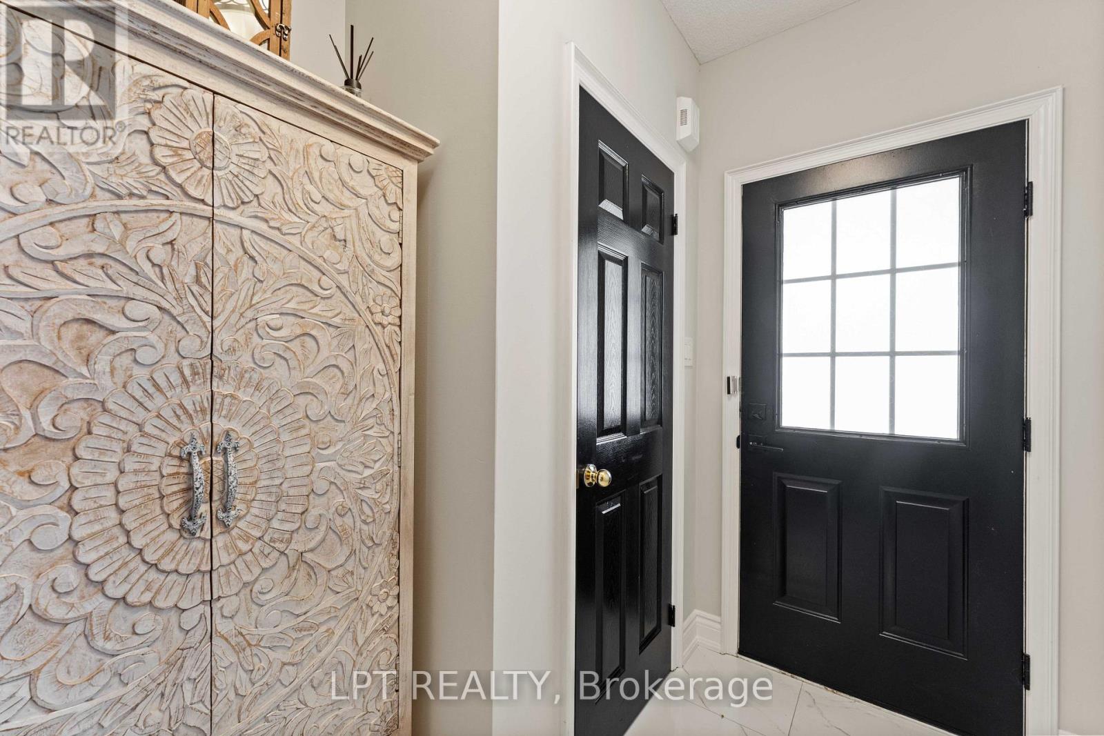 8 Hattie Court, Georgina, ON photo 3