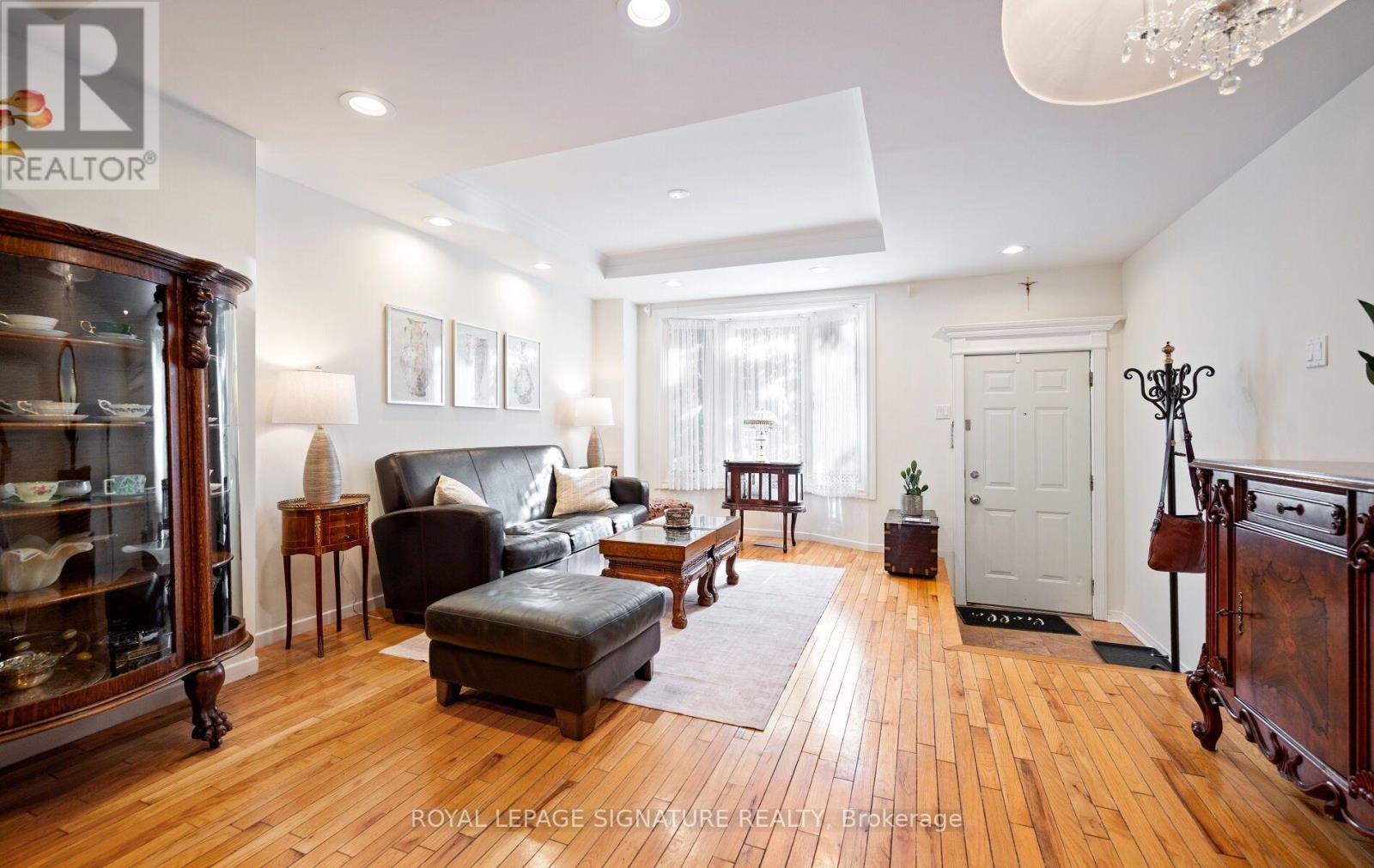 Photo of 3160 DUNDAS STREET