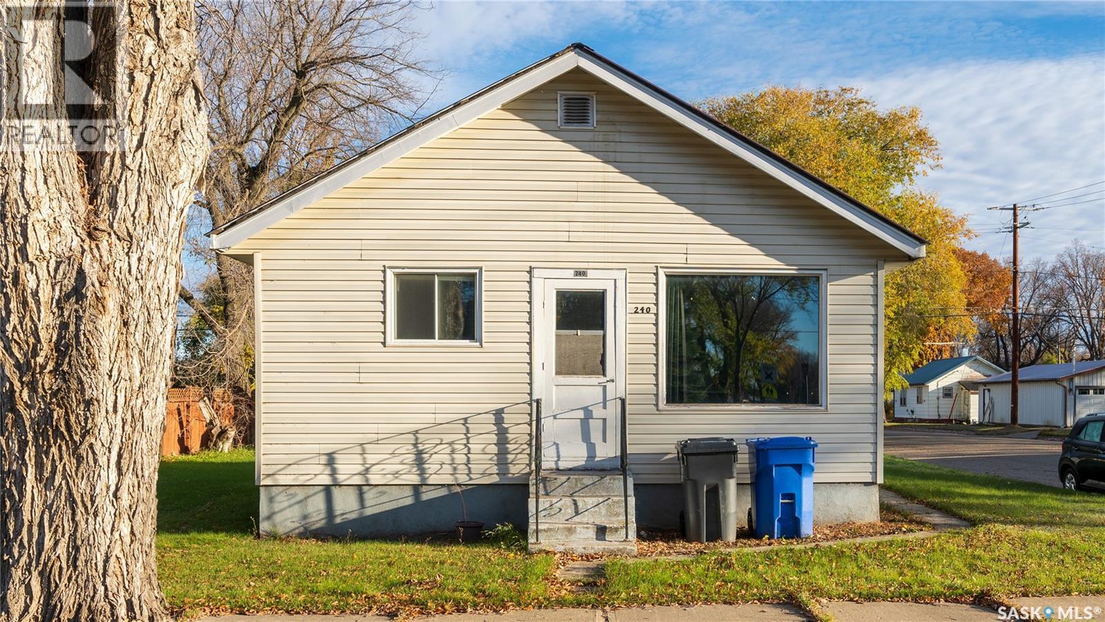 240 6th AVENUE E, Canora
