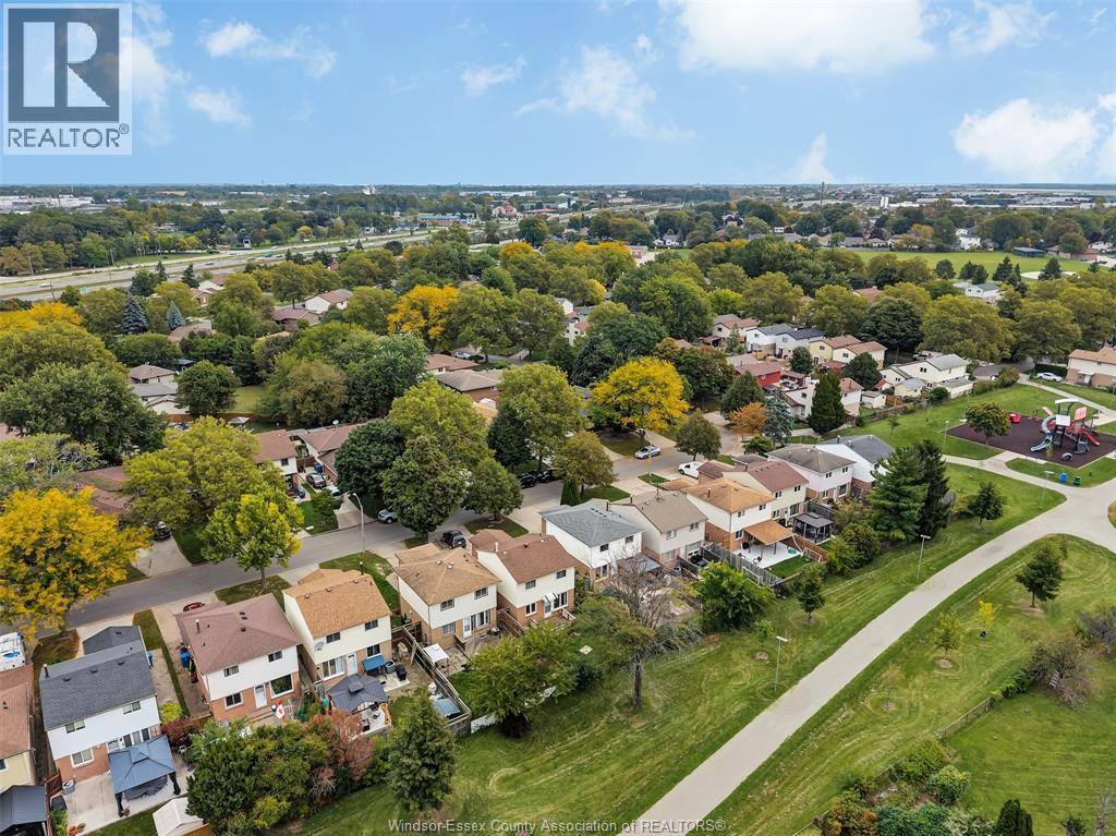 3090 FAIRLANE CRESCENT - 32