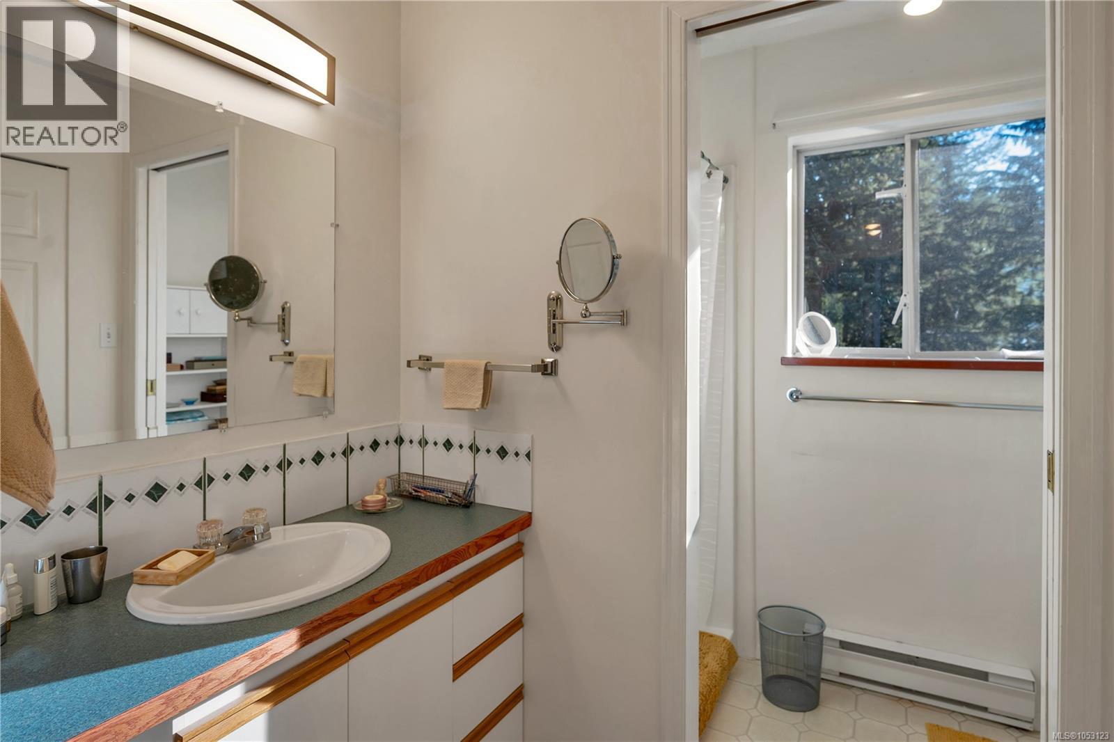 1492 Hyacinthe Bay Rd - 42