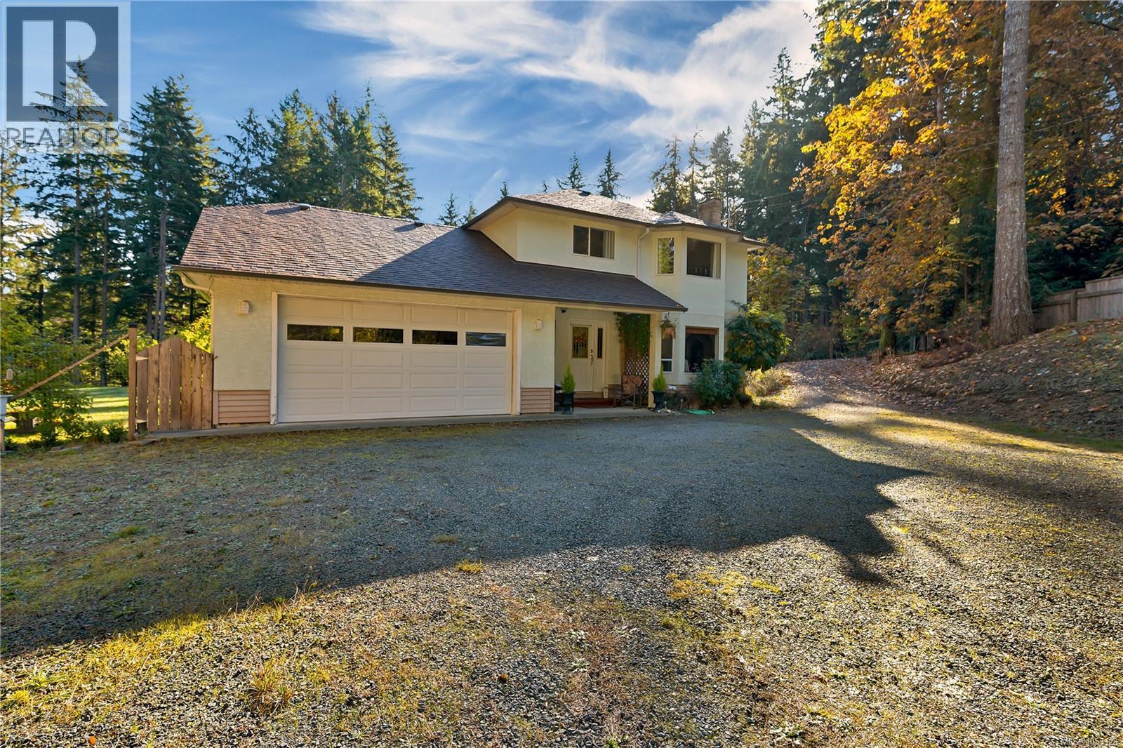 a gravel driveway leads from Hyacinthe Bay Rd to the home