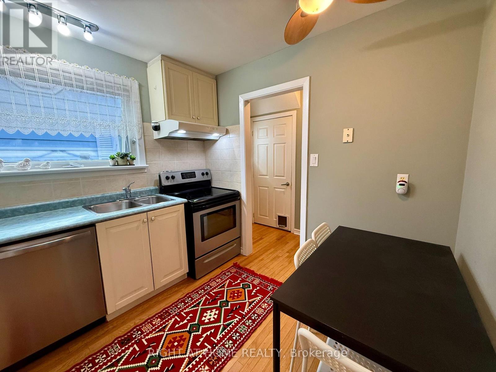 An eat-in kitchen