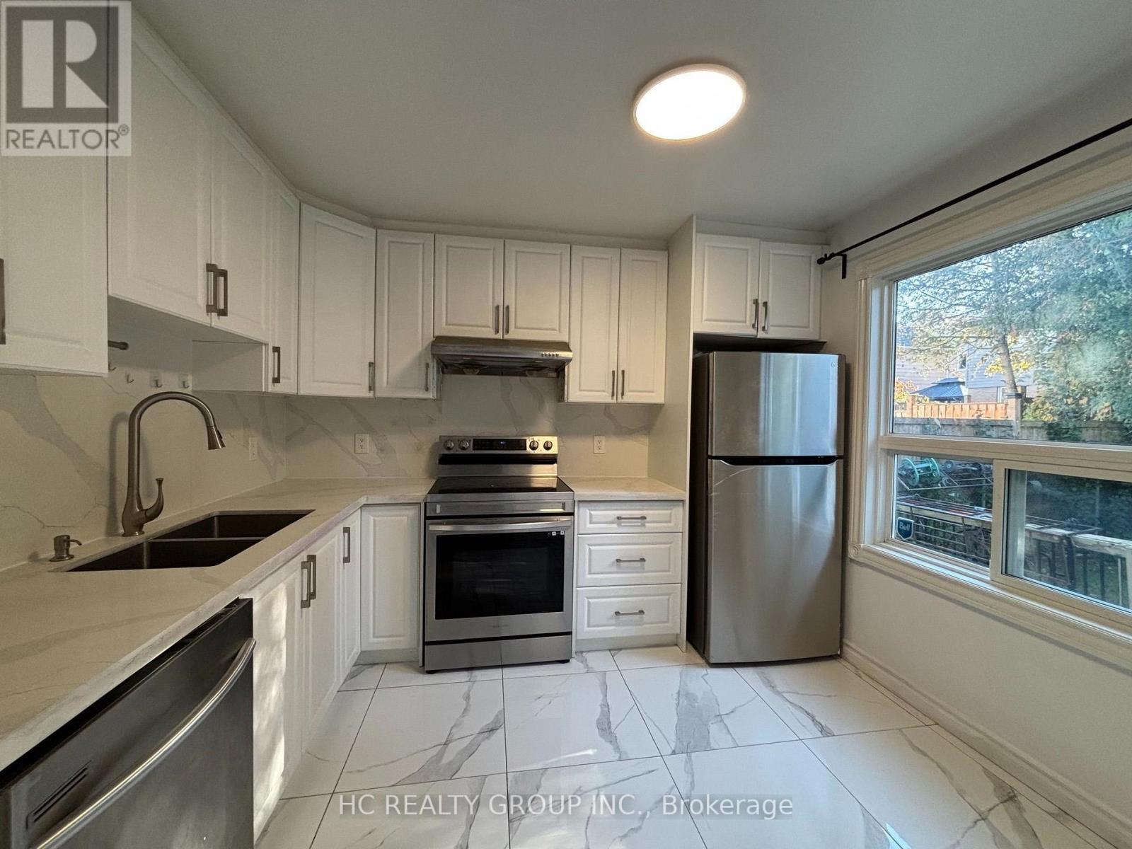 27 Lucas Lane, Ajax, ON photo 2