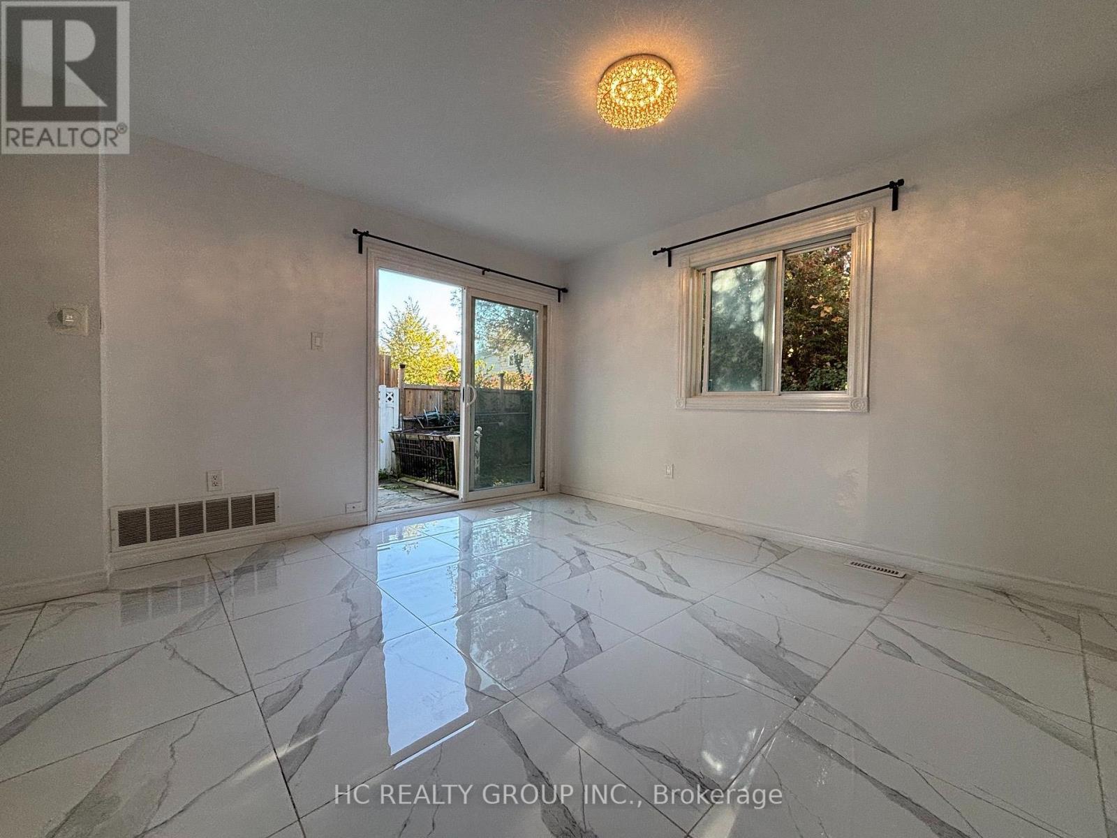 27 Lucas Lane, Ajax, ON photo 3