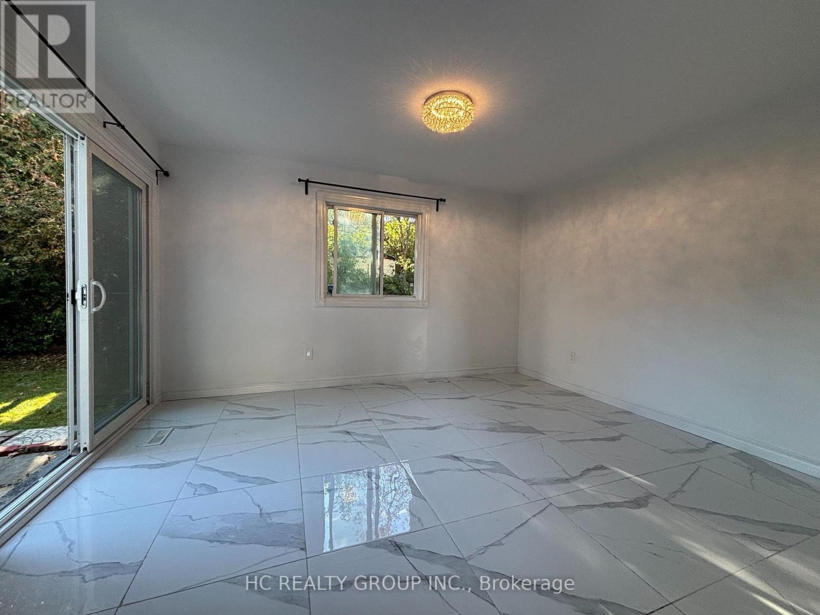 27 Lucas Lane, Ajax, ON photo 4