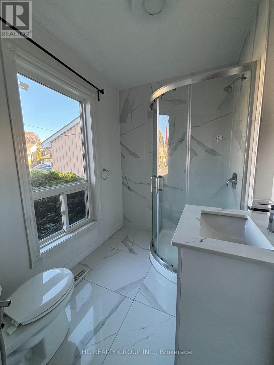 27 Lucas Lane, Ajax, ON photo 5