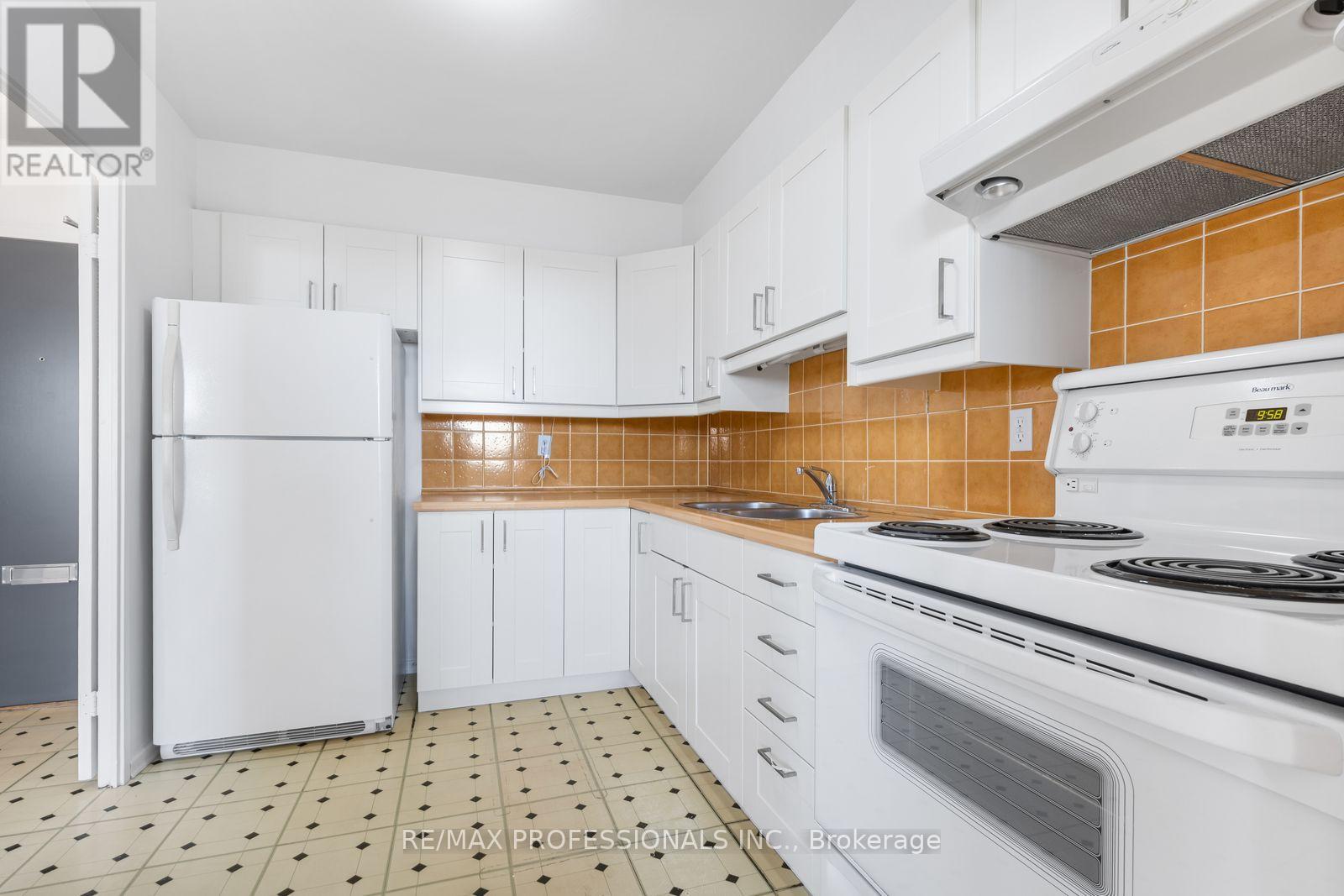 1102- 451 The West Mall Drive, Toronto, ON photo 9