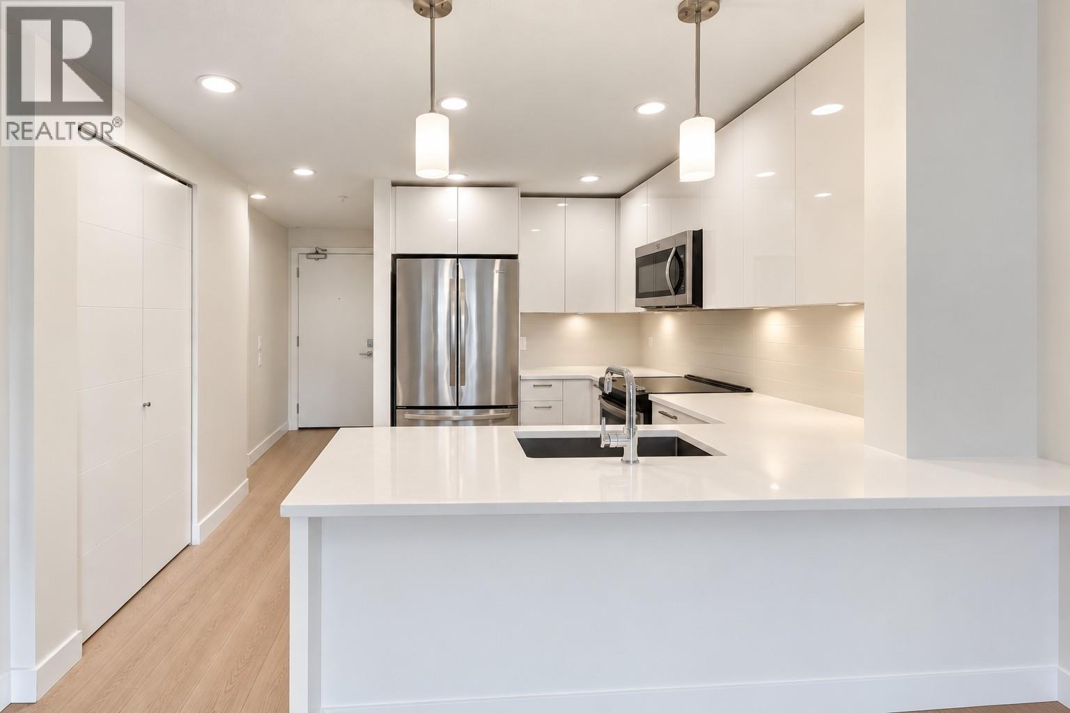 307 719 W 3rd Street, North Vancouver — photo 9