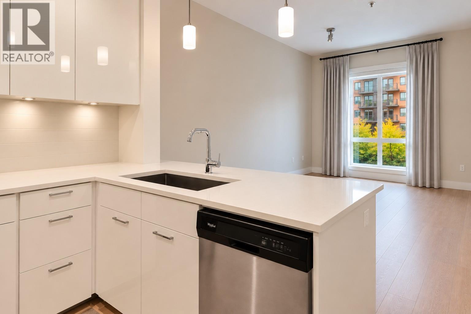 307 719 W 3rd Street, North Vancouver — photo 7
