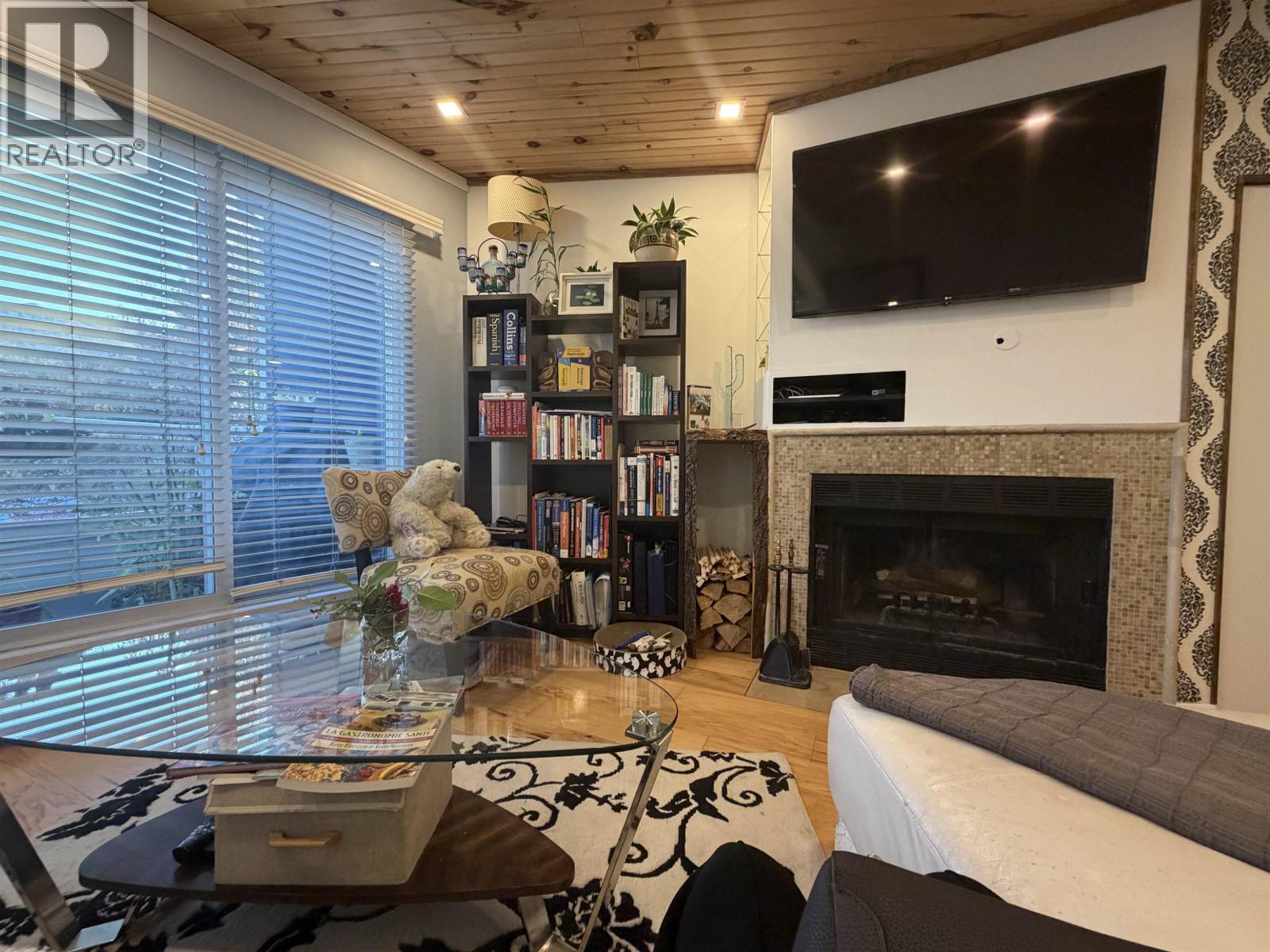 C 733 W 16th Avenue, Vancouver — photo 17
