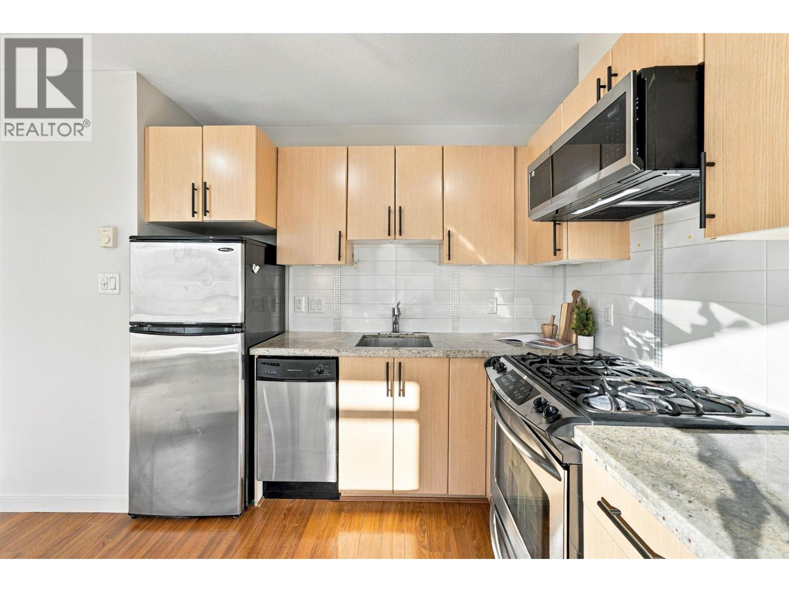 709 1068 W Broadway, Vancouver — photo 14