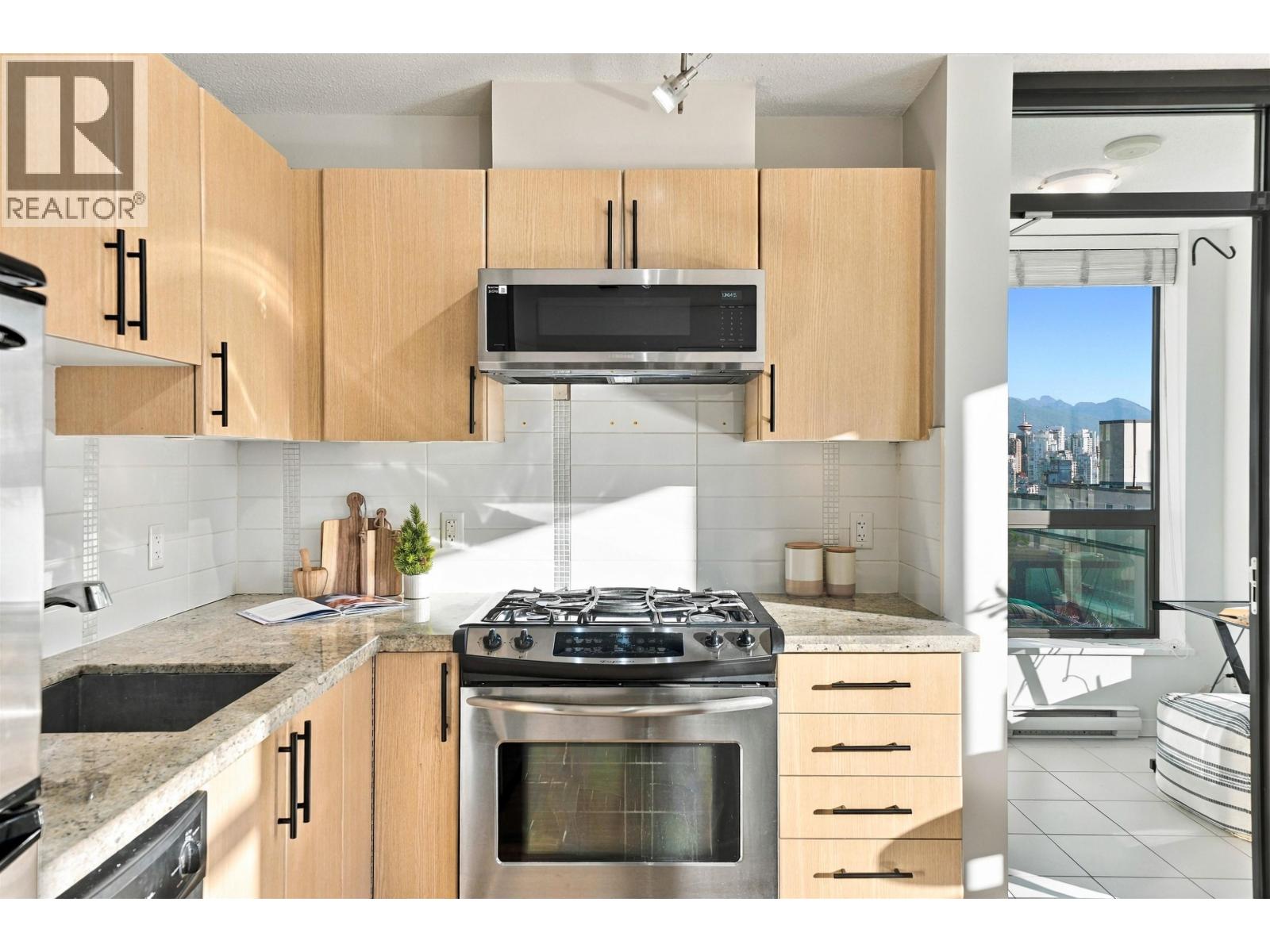 709 1068 W Broadway, Vancouver — photo 15