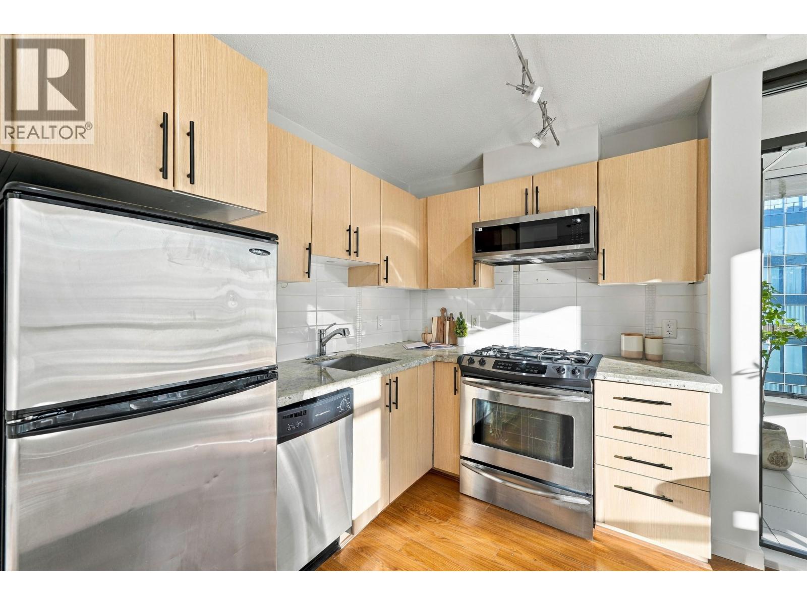 709 1068 W Broadway, Vancouver — photo 16