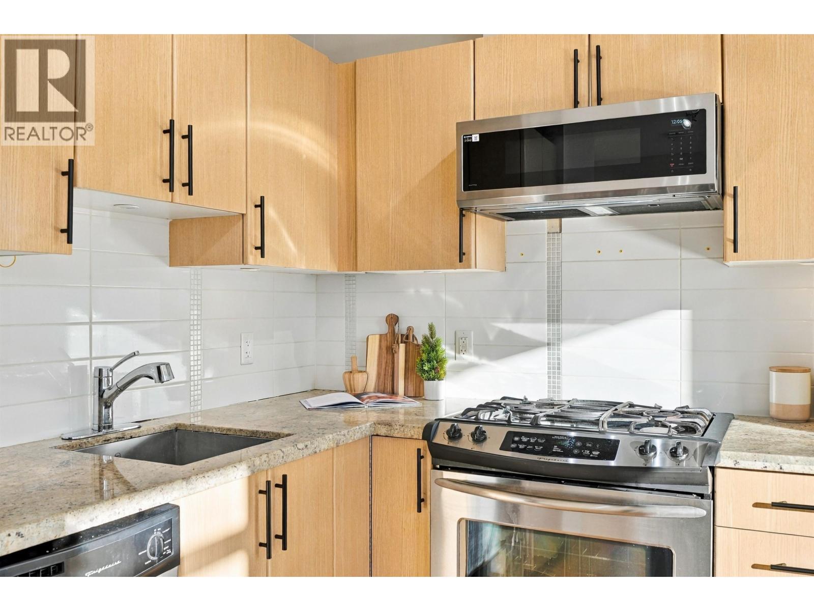709 1068 W Broadway, Vancouver — photo 17