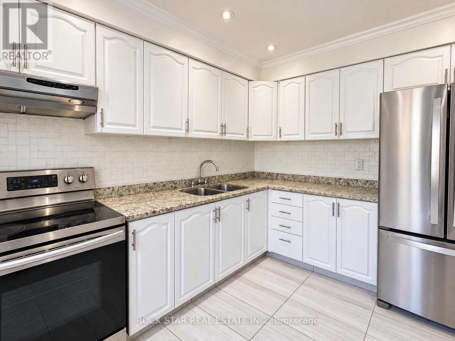 32 Lansing Square, Brampton, ON photo 13