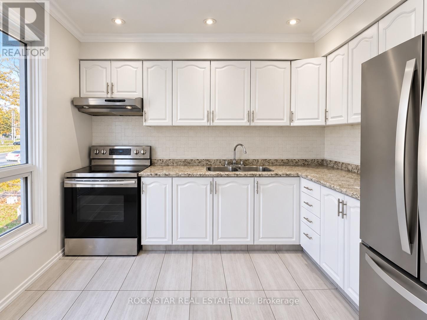 32 Lansing Square, Brampton, ON photo 14
