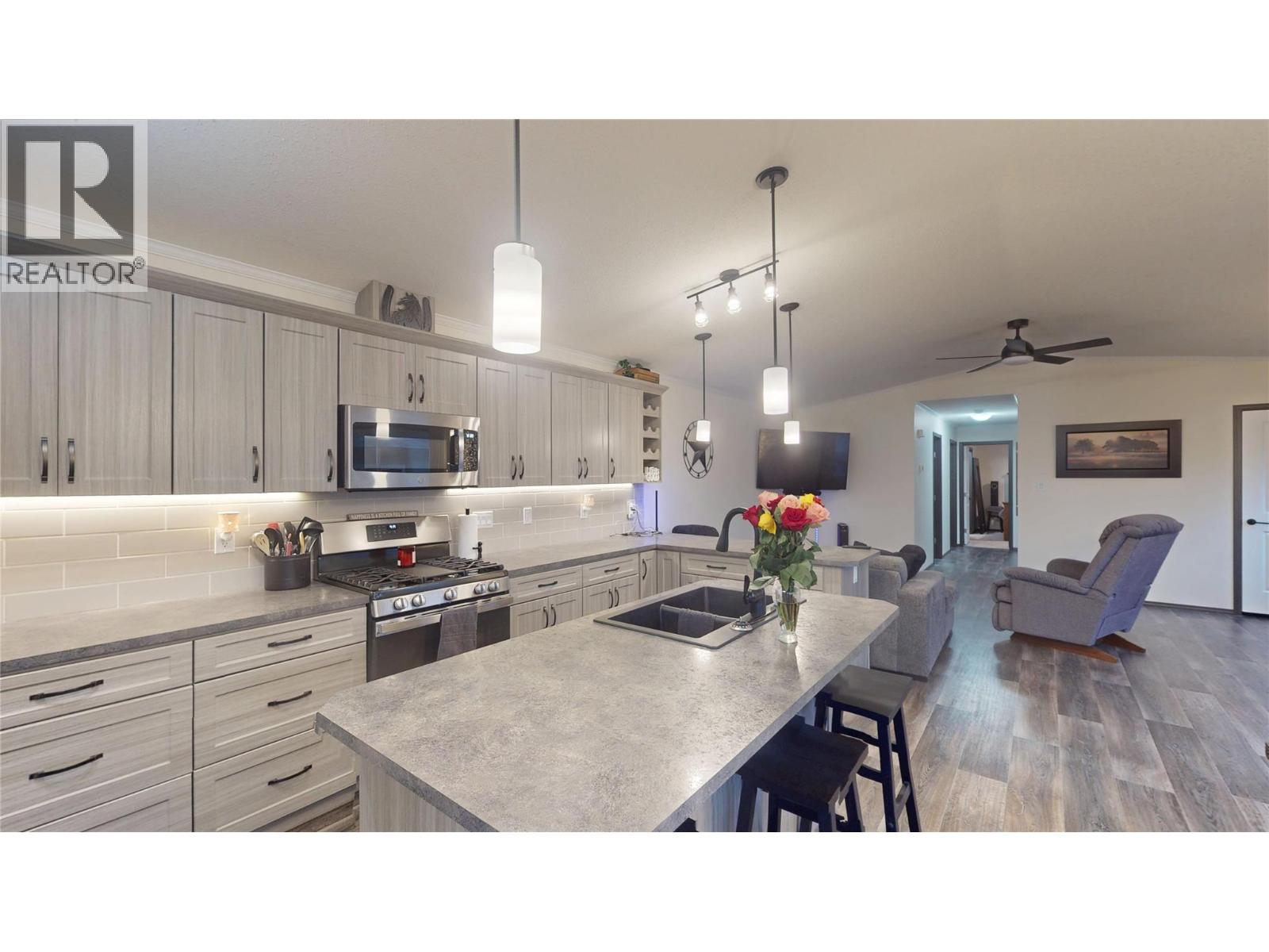 11 of 40 - 517 Pagurut Avenue W
