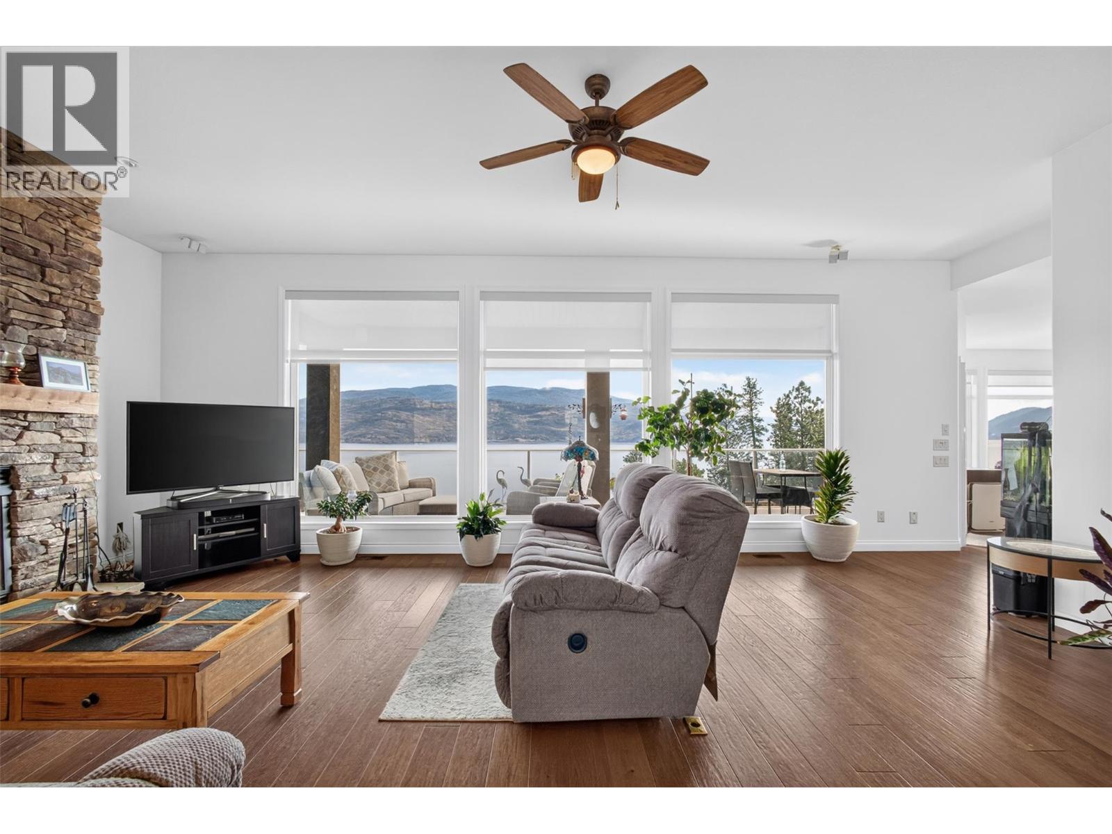  6479 Stuart Crescent South, Peachland