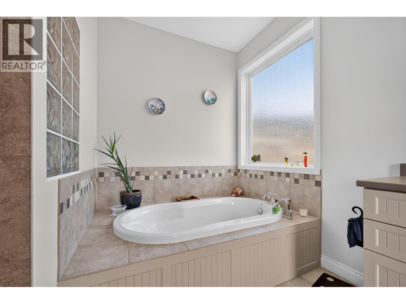  6479 Stuart Crescent South, Peachland