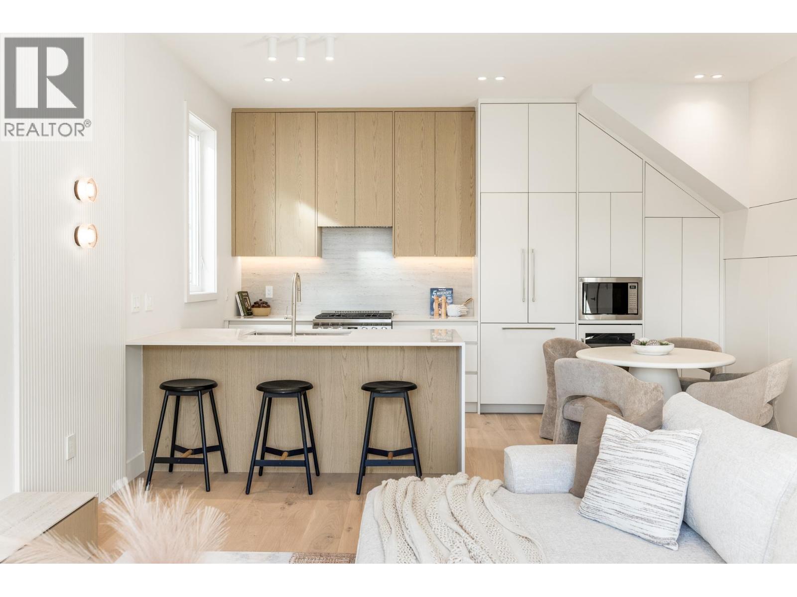 2 1458 ROSSER Avenue, Burnaby