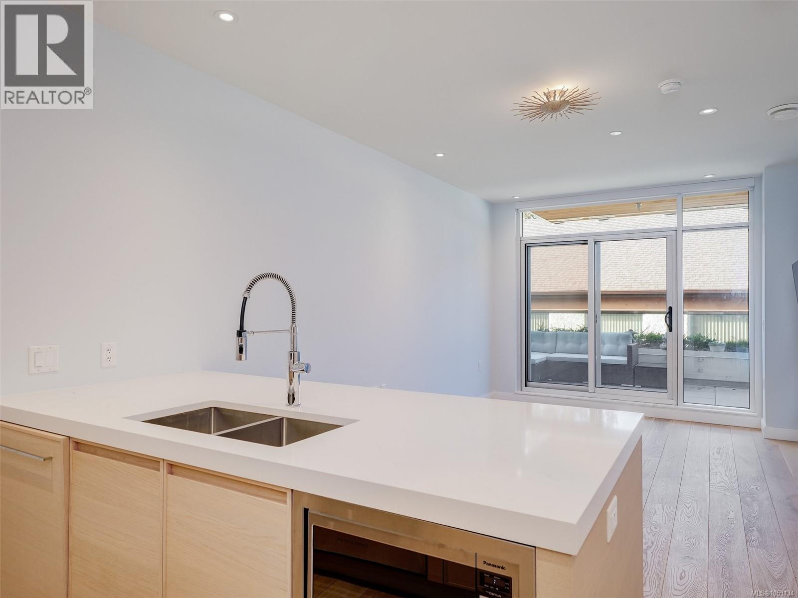 210 1916 Oak Bay Avenue, Victoria