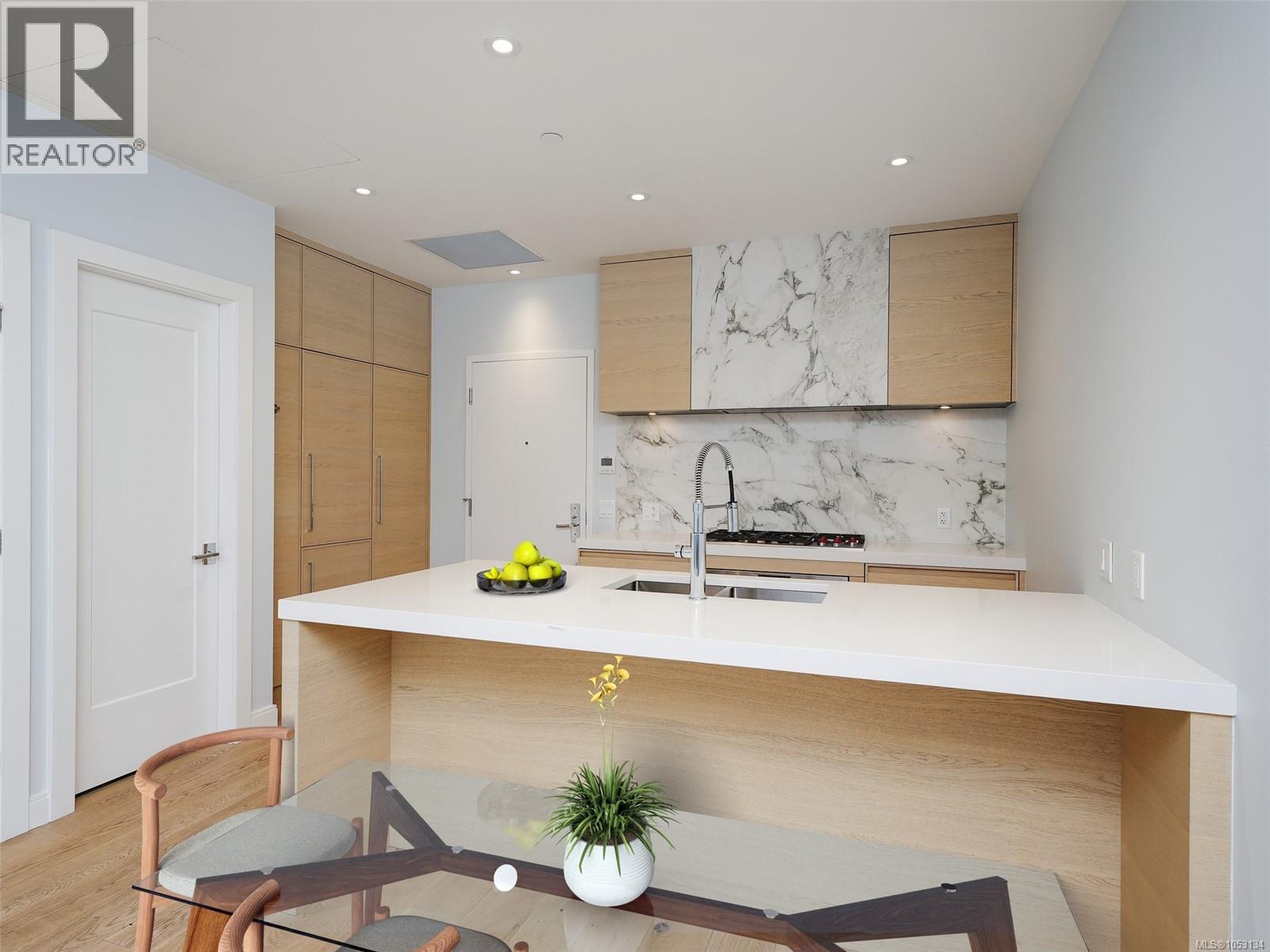 210 1916 Oak Bay Avenue, Victoria